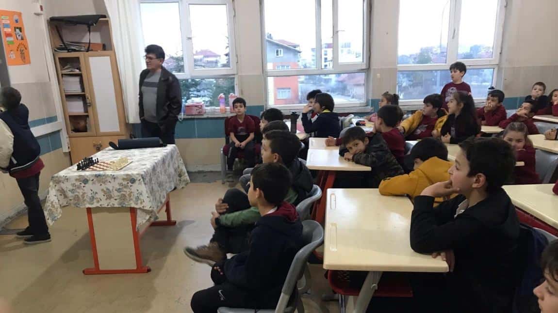 Okulumuz öğretmenlerinden Gülay ÇAKMAK ÖZER ve Mithat KÖKSAL öğrencilere satranç oynama kuralları tanıtımını yaptılar. 